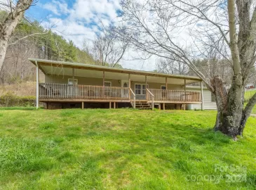 97 Oakland Drive, Burnsville, North Carolina 28714, 3 Bedrooms Bedrooms, ,2 BathroomsBathrooms,Residential,For Sale,Oakland,4117943
